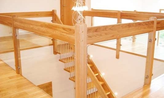 landing balustrade around a square stairwell