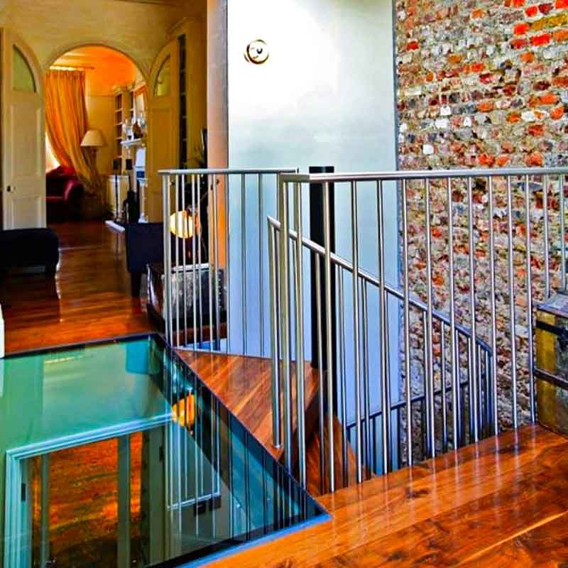 Glass-platform-at-the-top-of-a-domestic-spiral-stair