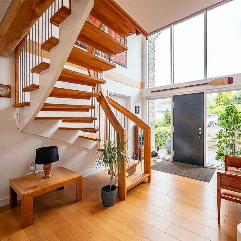 Oak-Staircase-Kingsbridge-half-turn-with-oak-treads