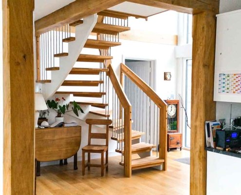 Oak-Staircase-Kingsbridge-in-hallway-with-oak-flooring