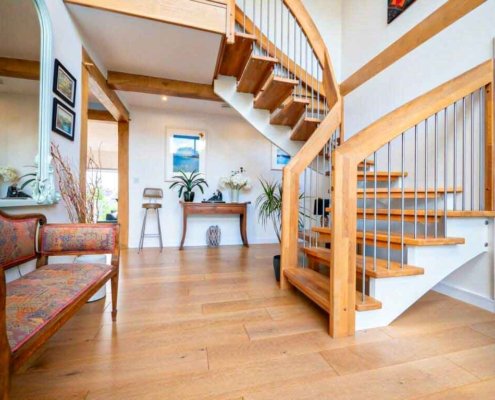 Oak-Staircase-Kingsbridge-with-stainless-steel-spindles