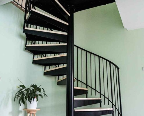 Black-steel-spiral-with-maple-steps-for-a-oxford-house
