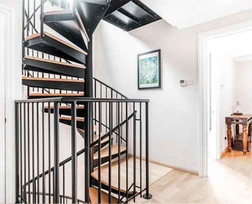 spiral-stair-with-black-spindles-on-an-oxford-home