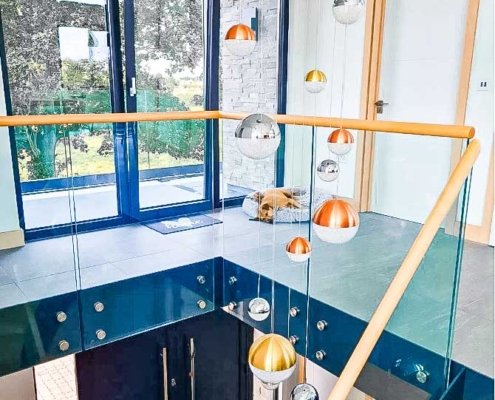 Open-landing-area-above-a-modern-stair