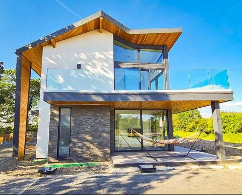 Outside-of-modern-new-build-house-with-balcony