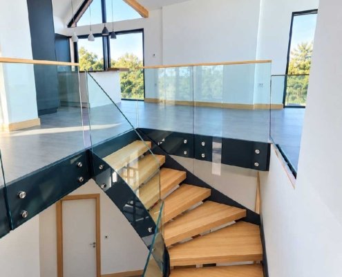 Turning-wooden-and-steel-stair